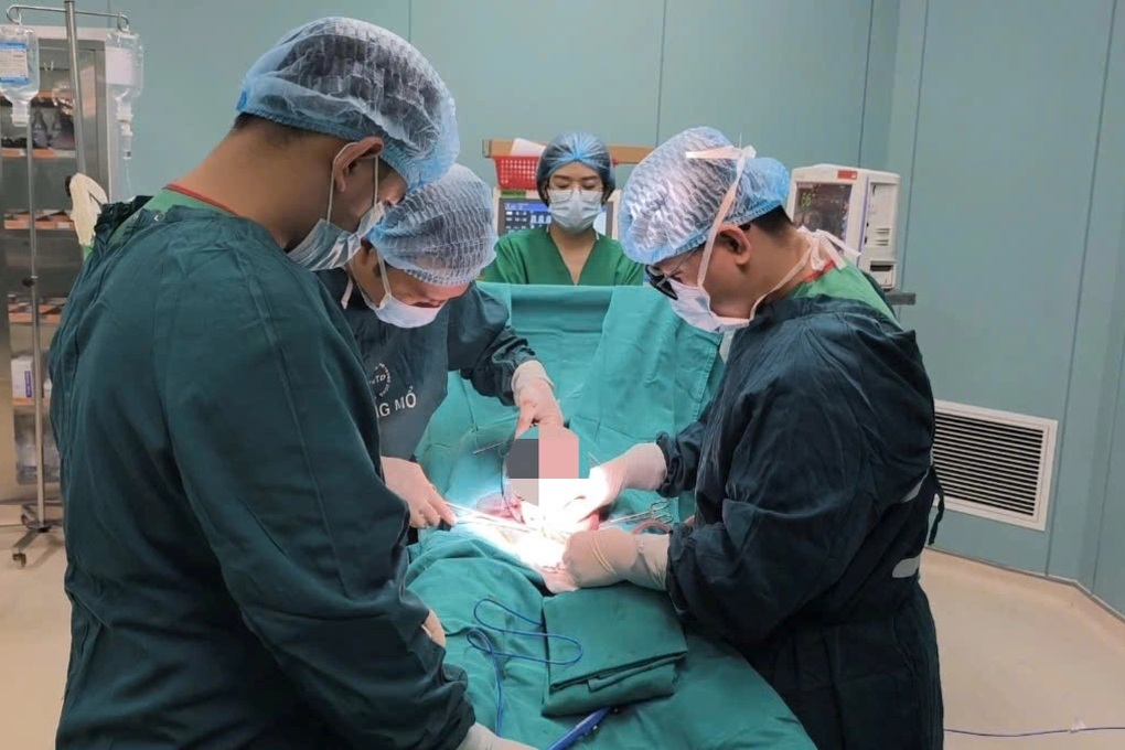 Hà Nội: Nam thanh niên bị vòng kim loại siết chặt vùng bìu suốt 10 ngày - 1