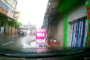 Cơn lốc xoáy bất ngờ xuất hiện trong cơn bão số 1 đổ bộ vào Việt Nam