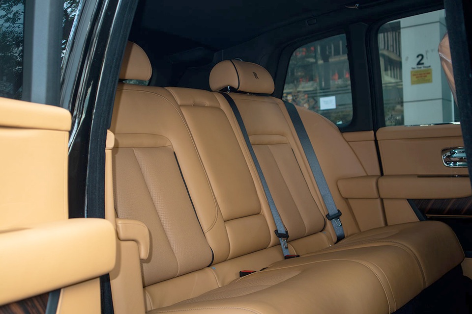 Cận cảnh Rolls-Royce Cullinan 5 chỗ: Gia vị khác lạ cho đại gia Việt - 8 Cận cảnh Rolls-Royce Cullinan 5 chỗ: Gia vị khác lạ cho đại gia Việt - 8