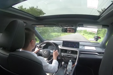 Video phóng viên Dân trí lái thử xe RX450h FSport 2020