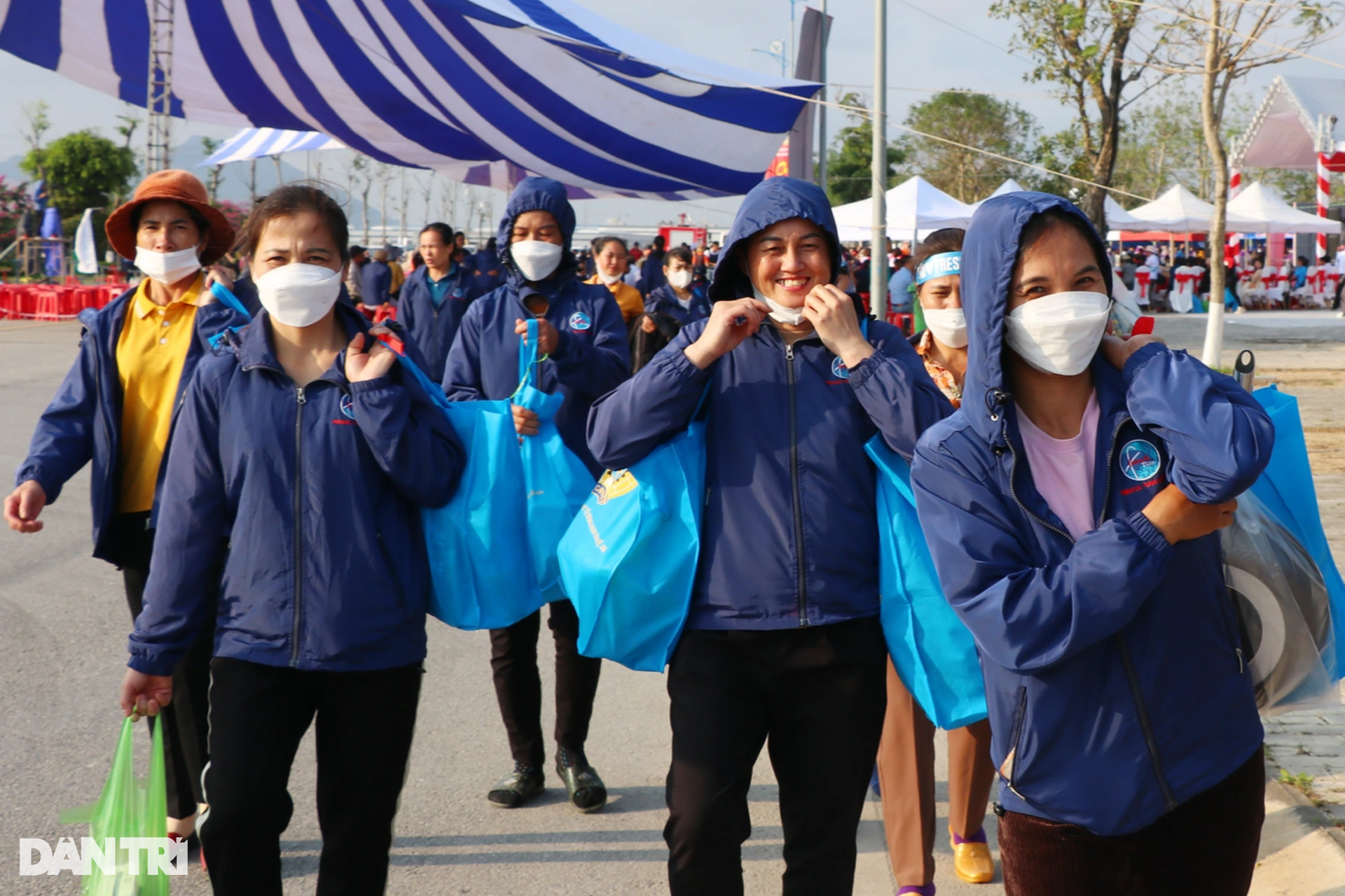 Hàng nghìn nam nữ công nhân quậy tưng bừng, bắt cá hai tay - 14