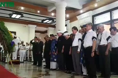 Đoàn dòng họ Lê vào viếng Đại tướng tại quê nhà.