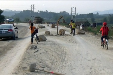 Dự án dở dang, quốc lộ 8A trở thành nỗi thống khổ của người dân