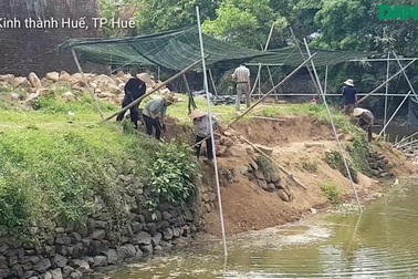 Thí điểm tu bổ bờ kè cổ 200 năm trước mặt Kinh thành Huế