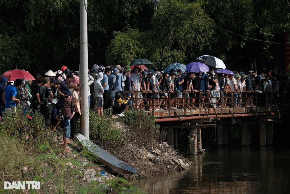 Hàng trăm người đứng kín bờ sông tìm cô gái Hà Nội mất tích hơn một tháng - 10 Hàng trăm người đứng kín bờ sông tìm cô gái Hà Nội mất tích hơn một tháng - 10