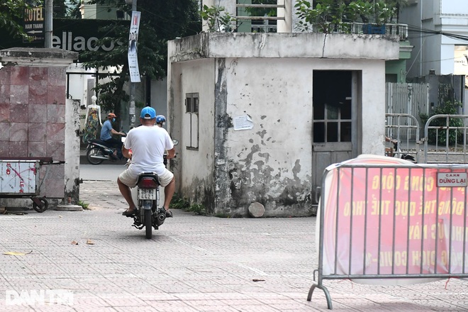 Lập chốt ngăn người dân chui rào, tụ tập trong các công viên ở Hà Nội - 8 Lập chốt ngăn người dân chui rào, tụ tập trong các công viên ở Hà Nội - 8