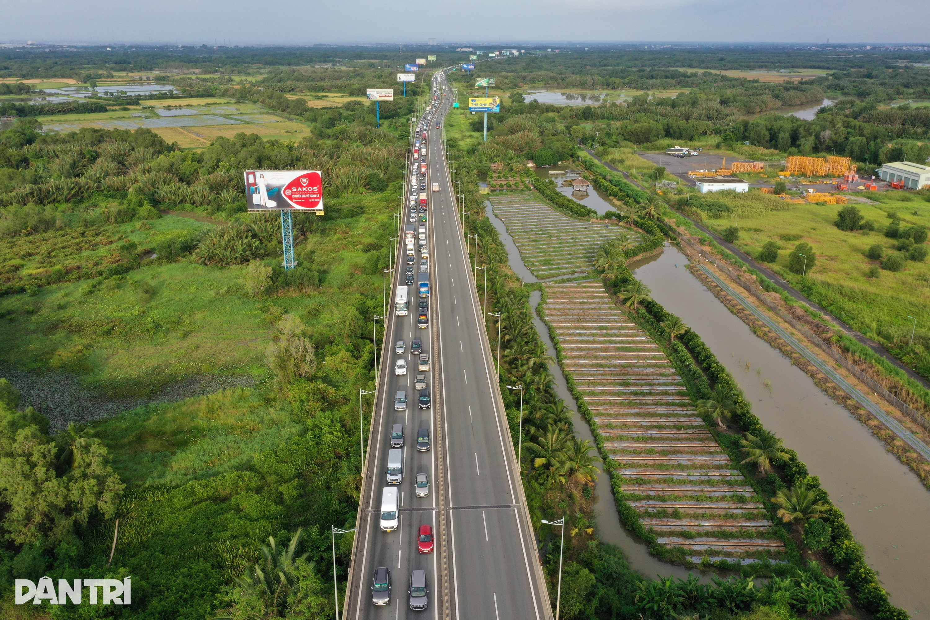 Kemacetan lalu lintas di Ho Chi Minh City - Long Thanh Expressway mencapai 5 km akibat perbaikan jembatan - 10 Cao tốc TPHCM - Long Thành kẹt xe kéo dài hơn 5km vì sửa cầu - 10
