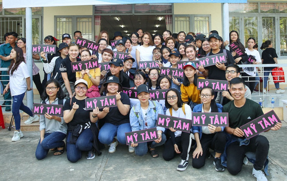 Ấm áp tình nghệ sĩ Việt dành cho người nghèo mùa Tết - 3 Ấm áp tình nghệ sĩ Việt dành cho người nghèo mùa Tết - 3