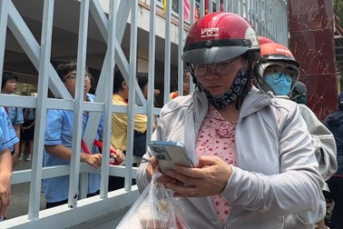 Hàng trăm phụ huynh ở TPHCM mang cơm đến trường cho con