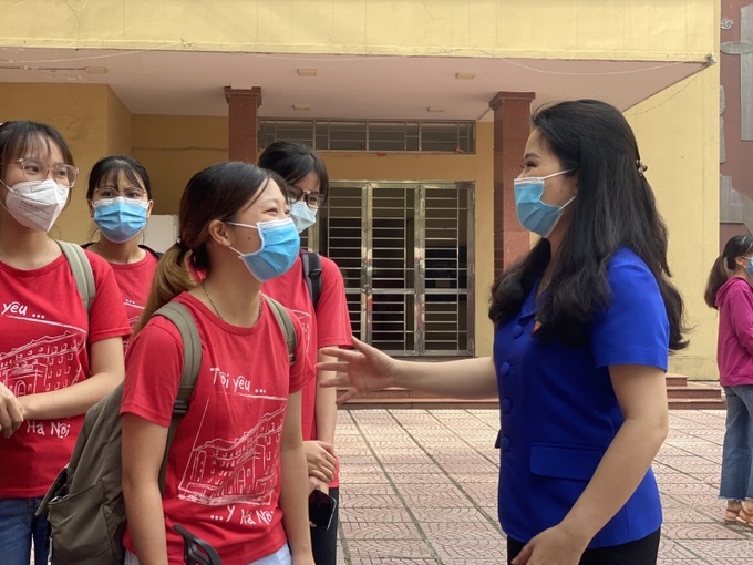 Chị Chu Hồng Minh, Bí thư Thành đoàn Hà Nội, động viên sinh viên Trường ĐH Y Hà Nội tình nguyện tham gia hỗ trợ các quận, huyện trên địa bàn thành phố trong công tác lấy mẫu xét nghiệm Covid-19.