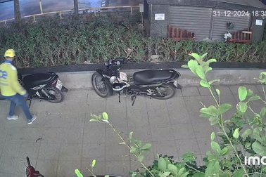 Khoảnh khắc tên trộm bẻ khóa xe máy chưa tới 10 giây tại Hà Nội