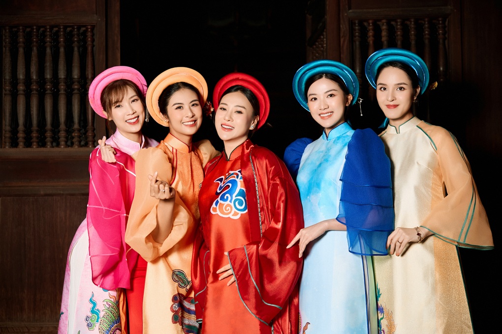 Phương Oanh mang song thai, lần đầu trình diễn áo dài của Hoa hậu Ngọc Hân - 3 Phương Oanh mang song thai, lần đầu trình diễn áo dài của Hoa hậu Ngọc Hân - 3
