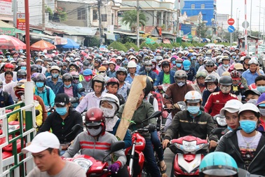 Dòng phương tiện dồn dập đổ về đường cao tốc, giao thông kẹt cứng nhiều giờ