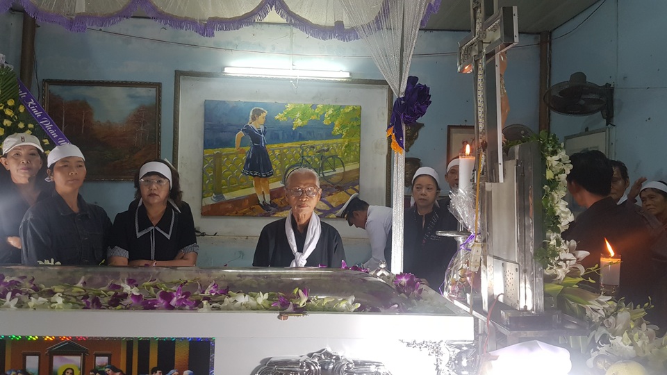 Gia đình, đồng nghiệp tiễn đưa nhạc sĩ Trần Quang Lộc trong cơn mưa tầm tã - 4 Gia đình, đồng nghiệp tiễn đưa nhạc sĩ Trần Quang Lộc trong cơn mưa tầm tã - 4