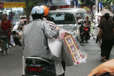 Cuối năm, lại nhộn nhịp đi… “đốt tiền” 