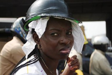 Mũ bảo hiểm “dỏm” làm bằng… bí ngô