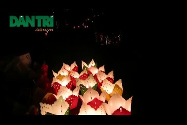 Hội An đông kín người đêm trước rằm tháng Giêng