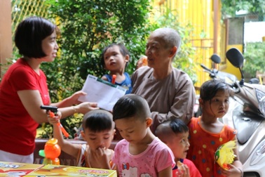 Báo Dân trí tặng quà trung thu đến các bé họ Nhân ở Cần Thơ