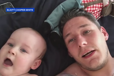 Clip vui: Bé cười như nắc nẻ khi nằm chơi cùng bố