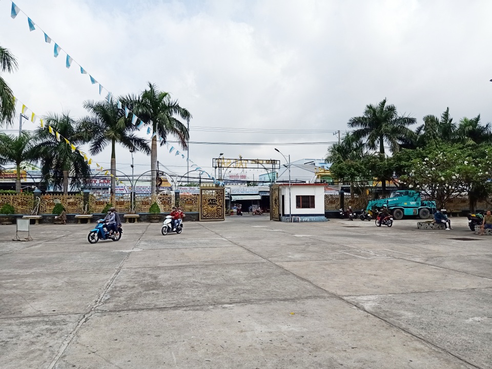 Cảnh vắng vẻ chưa từng có trong thánh đường lớn nhất miền Tây đầu năm mới - 2 Cảnh vắng vẻ chưa từng có trong thánh đường lớn nhất miền Tây đầu năm mới - 2