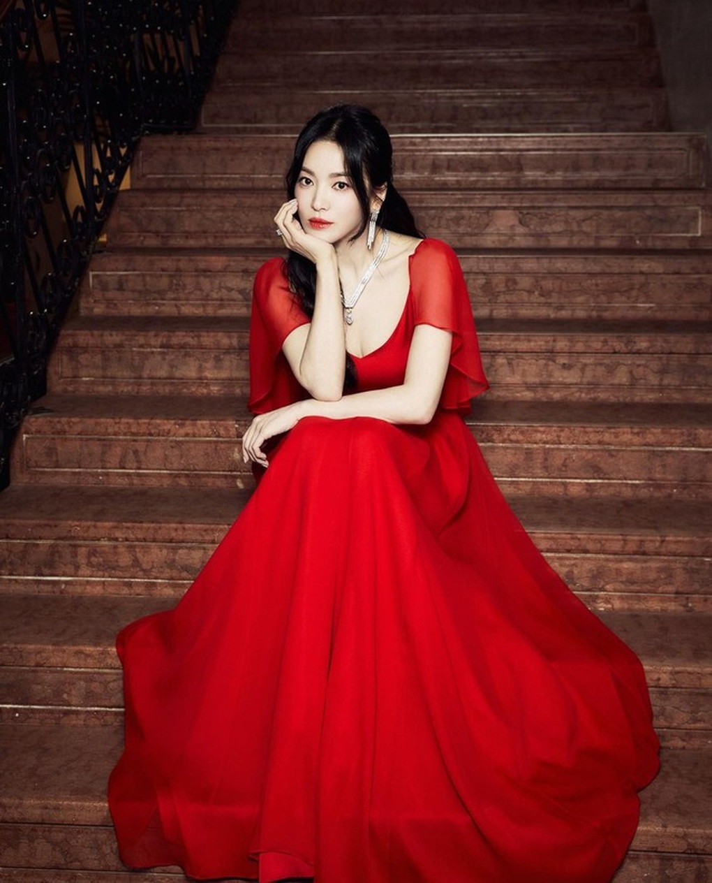 Song Hye Kyo chung khung hình với mỹ nam kém 16 tuổi, sắc đẹp gây sốt - 5 Song Hye Kyo chung khung hình với mỹ nam kém 16 tuổi, sắc đẹp gây sốt - 5