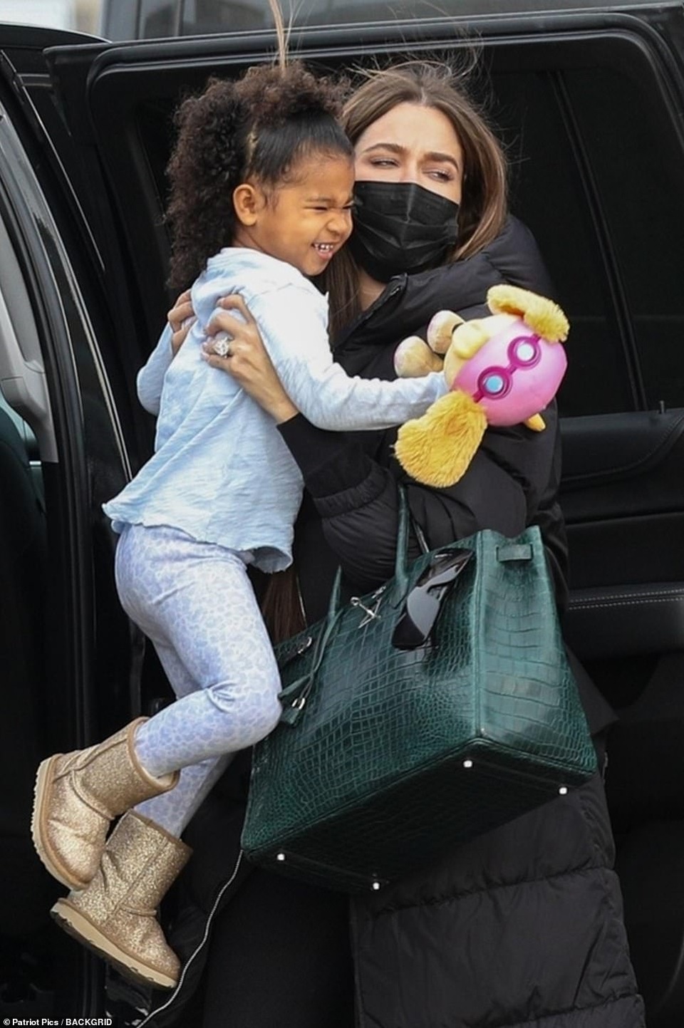 Đeo nhẫn kim cương khủng, Khloe Kardashian bị nghi đã đính hôn - 1 Đeo nhẫn kim cương khủng, Khloe Kardashian bị nghi đã đính hôn - 1