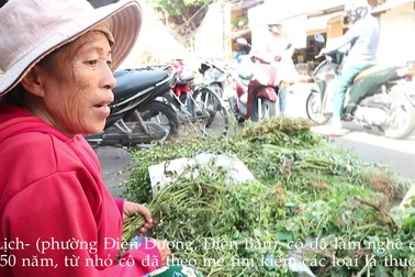 Tấp nập chợ lá mùng 5