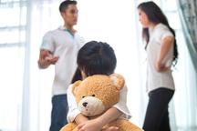 Vợ chồng nhiều năm diễn cảnh hạnh phúc, con trẻ uất hận: "Ông bà thôi đi!"