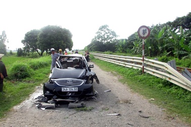 Tàu hỏa húc văng ô tô, tài xế thoát chết may mắn