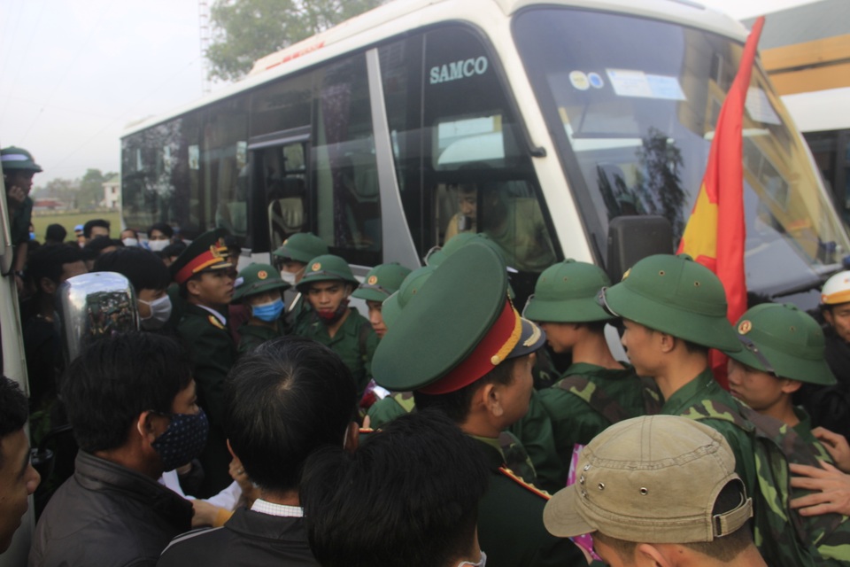 Nước mắt, nụ cười ngày tiễn đưa con lên đường nhập ngũ - 16 Nước mắt, nụ cười ngày tiễn đưa con lên đường nhập ngũ - 16