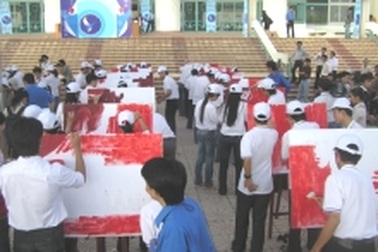 Sinh viên ĐHQG TPHCM lập kỉ lục ghép tranh