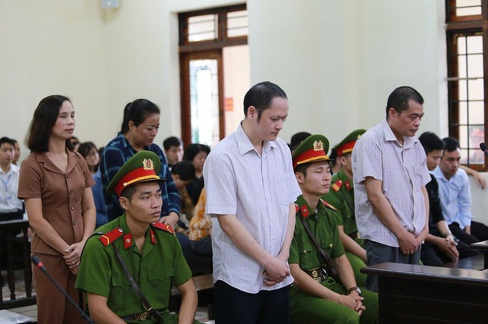 Vụ gian lận điểm thi ở Hà Giang: Vợ ông Triệu Tài Vinh bị khiển trách - 1 Vụ gian lận điểm thi ở Hà Giang: Vợ ông Triệu Tài Vinh bị khiển trách - 1