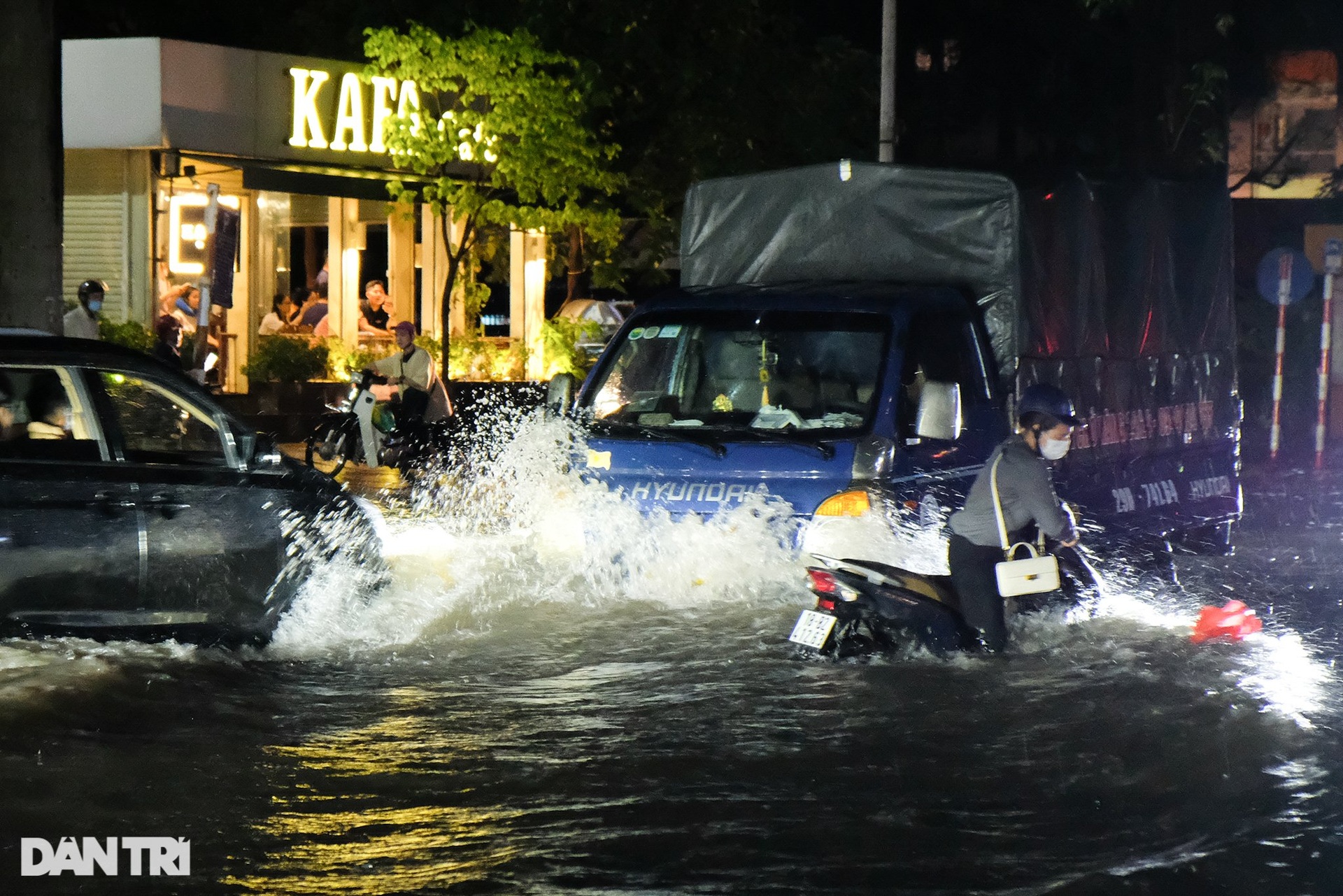 Người dân khổ sở tìm lối đi khi Hà Nội cứ có mưa là ngập khắp nơi - 12 Người dân khổ sở tìm lối đi khi Hà Nội cứ có mưa là ngập khắp nơi - 12