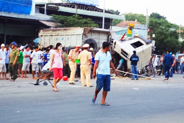 Bị hai xe ben tông trúng, người bán trứng vịt dạo chết thảm