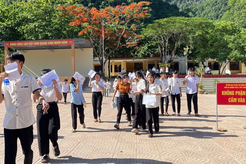 Sĩ tử ngủ quên, hỏng xe được công an đưa đến điểm thi bằng xe chuyên dụng - 2