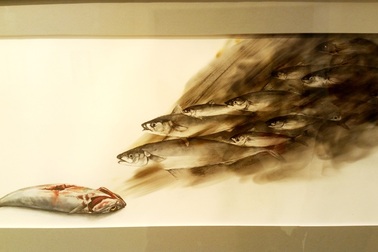 Họa sĩ trẻ 9X triển lãm tranh màu nước và… lửa về ô nhiễm môi trường biển