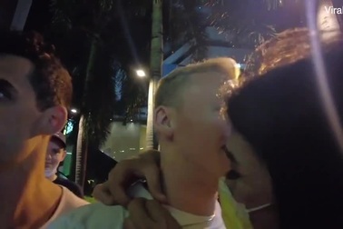 Nữ đạo chích vờ ôm du khách thân mật rồi thó mất dây chuyền vàng