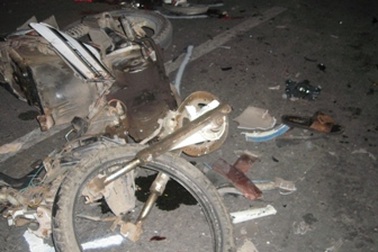 Xe máy tông nhau nát bét, 3 người trọng thương