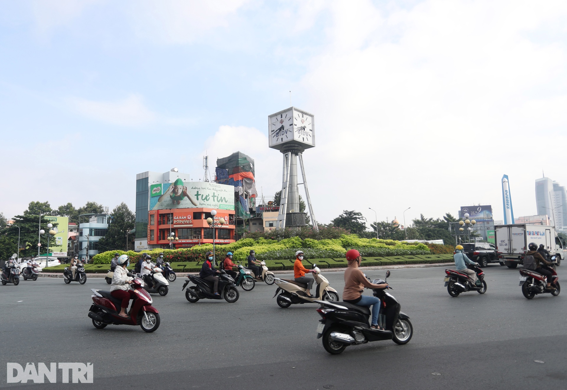 Đường phố TPHCM đông đúc, nhộn nhịp ngày đầu nới lỏng giãn cách xã hội - 3 Đường phố TPHCM đông đúc, nhộn nhịp ngày đầu nới lỏng giãn cách xã hội - 3