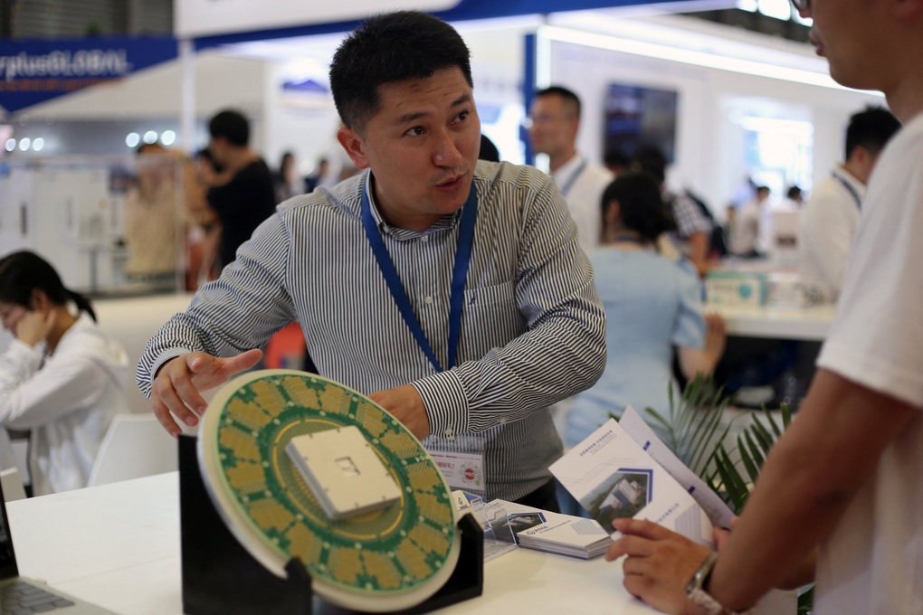 Trung Quốc âm thầm săn nhân tài chip từ phương Tây, hứa mức thưởng khổng lồ - 4 Trung Quốc âm thầm săn nhân tài chip từ phương Tây, hứa mức thưởng khổng lồ - 4