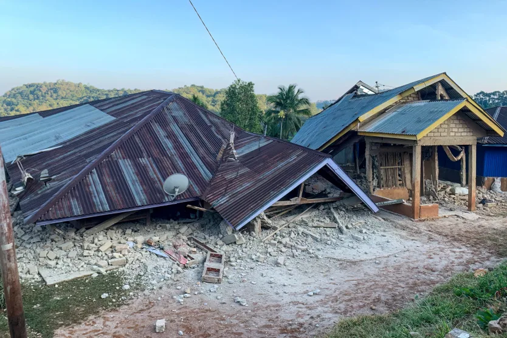 Khoảnh khắc động đất mạnh rung chuyển Indonesia - 1