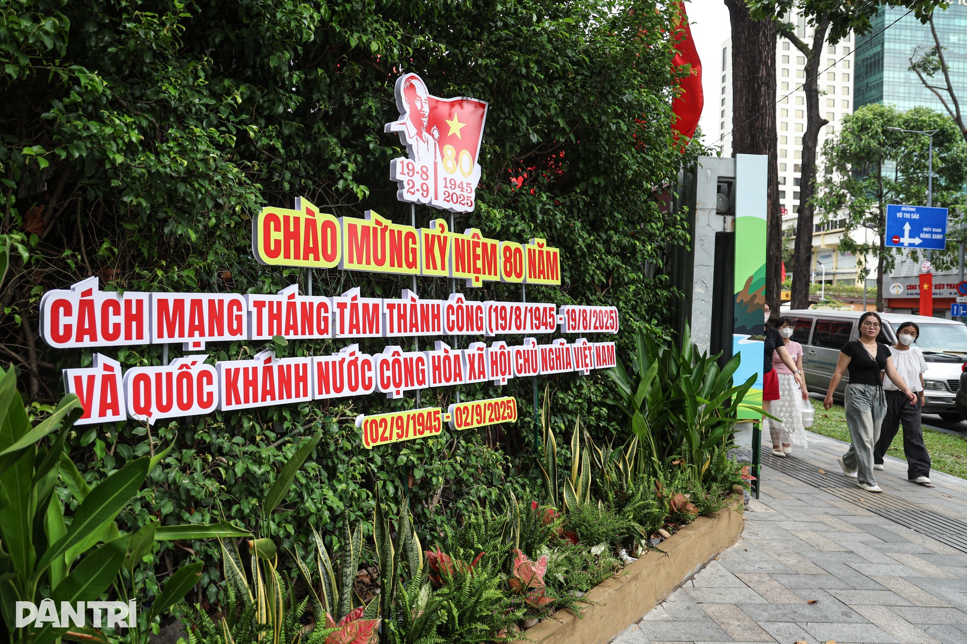 TPHCM rực rỡ cờ hoa chào mừng 80 năm Cách mạng Tháng Tám và Quốc khánh 2/9 - 3 TPHCM rực rỡ cờ hoa chào mừng 80 năm Cách mạng Tháng Tám và Quốc khánh 2/9 - 3