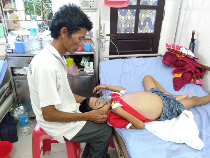Lời cầu cứu trong nước mắt của bé trai 10 tuổi mắc bệnh ung thư gan bên người cha tật nguyền: Lời cầu cứu trong nước mắt của bé trai 10 tuổi mắc bệnh ung thư gan bên người cha tật nguyền: