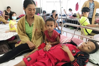 Mẹ xót xa trước cảnh 2 con cùng mắc bệnh tan máu bẩm sinh