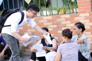 Tờ rơi, quảng cáo rải kín trường thi