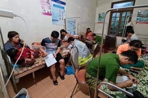 Giải cứu 20 người trên xe khách bị lũ cuốn trôi