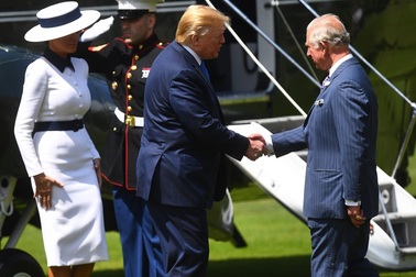 Tổng thống Trump gây tranh cãi khi không cúi đầu chào Thái tử Anh