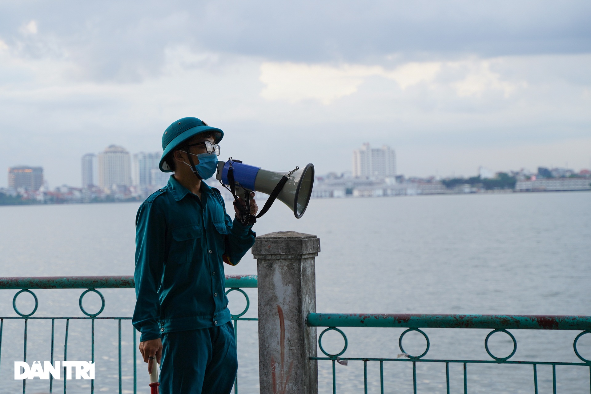 Người dân ngỡ ngàng khi Hà Nội vừa nới lỏng thể dục ngoài trời xong lại cấm - 7 Người dân ngỡ ngàng khi Hà Nội vừa nới lỏng thể dục ngoài trời xong lại cấm - 7