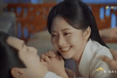 Đàm Tùng Vận diễn cảnh yêu rất "ngọt" với "đàn anh" Chung Hán Lương