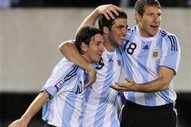 Palermo tỏa sáng đem về 3 điểm nghẹt thở cho Argentina